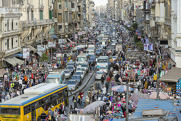 Normales Straßenleben in Kairo mit dichtem Verkehr  Menschen  die Handel treiben  und Verkäufern; Kairo  Ägypten