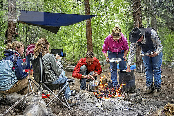 Eine Gruppe von Menschen isst ein Lagerfeuer im Kings-Canyon-Nationalpark in Kalifornien; Kalifornien  Vereinigte Staaten von Amerika