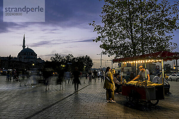 Silhouette der Süleymaniye-Moschee und Maisverkäufer auf dem Eminonu-Platz  Istanbul; Istanbul  Türkei