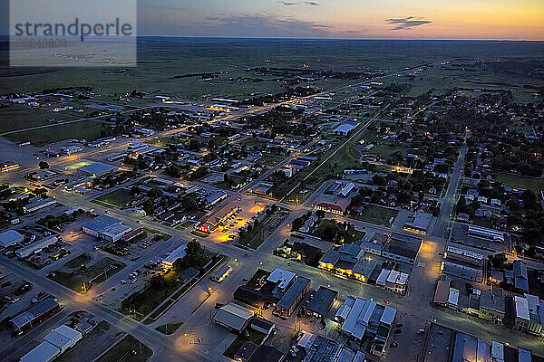 Luftaufnahme der Stadt Valentine  Nebraska nach Sonnenuntergang mit leuchtenden Lichtern auf Häusern  Geschäften und leeren Straßen; Valentine  Nebraska  Vereinigte Staaten von Amerika