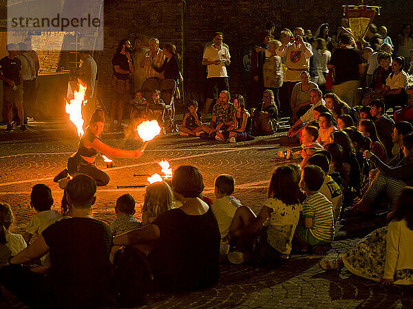 Feuerjongleur unterhält Menschen in der Nacht  mittelalterliche Nachstellung; Grottazzolina  Provinz Fermo  Marken  Italien