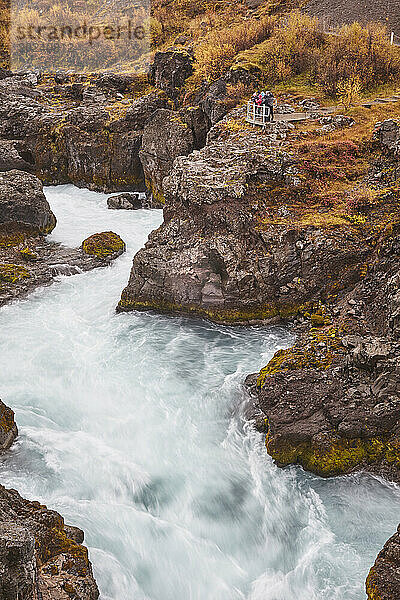 Rauschendes Wasser des Hvita-Flusses  direkt stromabwärts der Barnafoss-Wasserfälle  in der Nähe von Reykholt  Westisland; Island