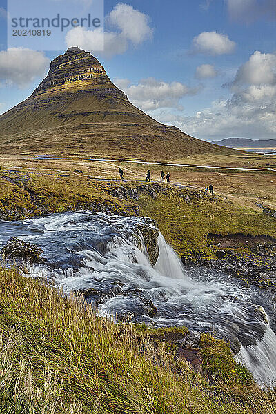 Berg Kirkjufell und Kirkjufellsfoss bei Grundarfjördur auf der Halbinsel Snaefellsnes an der Westküste Islands; Grundarfjördur  Island