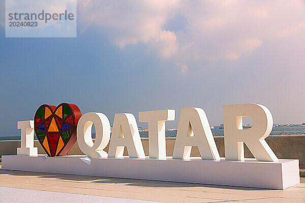 Ich liebe das Katar-Schild an einem Gehweg entlang der Küste. Katar