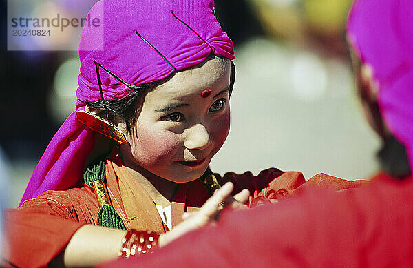 Junges Mädchen trägt ein traditionelles bhutanisches Kostüm; Thimphu  Bhutan