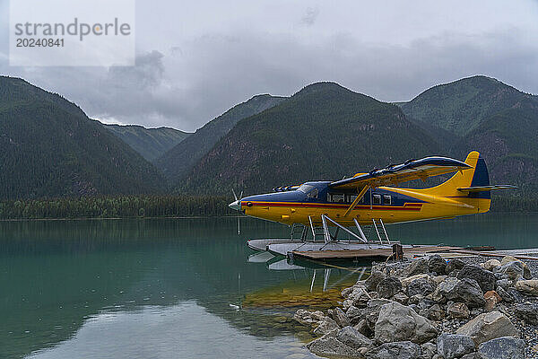 Wasserflugzeug auf einem Bergsee  Muncho Lake  im Norden von British Columbia; British Columbia  Kanada