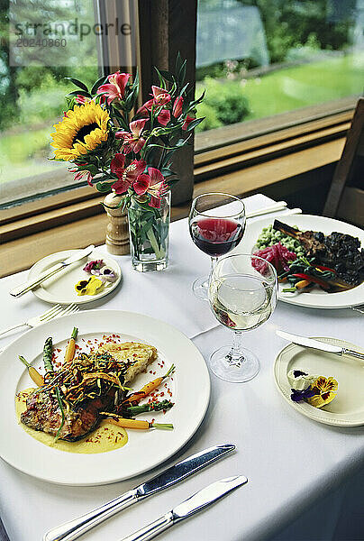 In einem Restaurant im Yoho-Nationalpark wird eine ansprechend zubereitete Mahlzeit serviert. British Columbia  Kanada