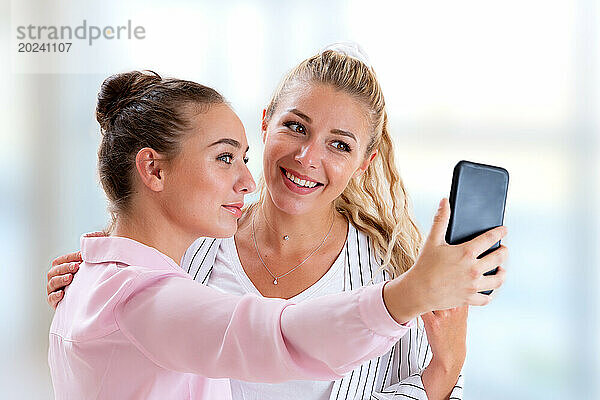 Zwei Freundinnen posieren für ein Selfie