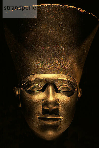 Kopf von Userkaf  geborgen aus seinem Sonnentempel  im Großen Ägyptischen Museum in Kairo; Kairo  Ägypten