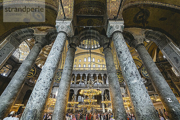 Innenraum der Großen Moschee Hagia Sophia; Istanbul  Türkei