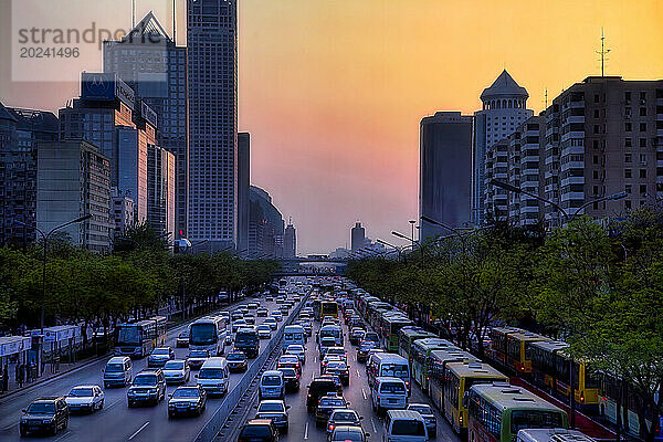 Straßenszene von Peking  China  in der Abenddämmerung mit Verkehrslinien auf der Straße; Peking  Volksrepublik China