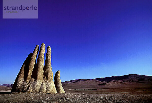 Eine riesige Handskulptur (Mano De Desierto  erbaut vom chilenischen Bildhauer Mario Irarrázabal) erhebt sich aus der einsamen Atacama-Wüste entlang der Panamerikanischen Autobahn. Südlich von Antofagasta  Chile