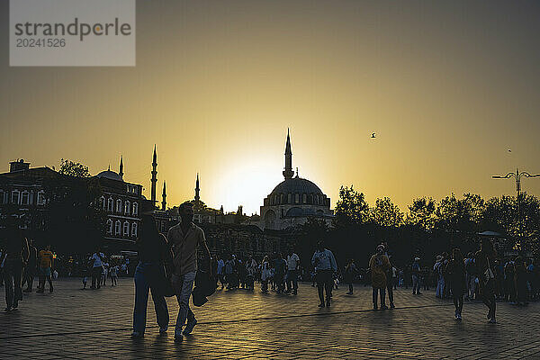 Silhouetten der Minarette und Kuppeln der Moschee bei Sonnenuntergang in Istanbul; Istanbul  Türkei