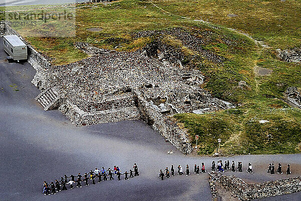 Mexikanische Schulkinder gehen paarweise Händchen haltend durch die Ruinen von Teotihuacan. Es gehört zum UNESCO-Weltkulturerbe und ist die meistbesuchte Stätte Mexikos. Teotihuacan ist für die architektonisch bedeutendsten mesoamerikanischen Pyramiden bekannt  die im präkolumbianischen Amerika errichtet wurden. Teotihuacan  Mexiko-Stadt  Mexiko