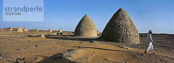 Ruinen und Gräber in der Wüste des Sudan  Grab des nubischen Königs aus der 25. Dynastie. El-Kurru war einer der königlichen Friedhöfe  die von der nubischen Königsfamilie genutzt wurden. Der Zerfall des ägyptischen Reiches begann im Jahr 1000 v. Chr. und im Jahr 660 v. Chr. herrschte das Königreich Kusch über ein Reich  das sich vom Zentralsudan bis zu den Grenzen Palästinas erstreckte. Sudan