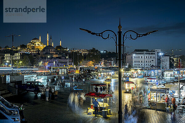 Eminonu-Platz und Süleymaniye-Moschee bei Nacht in Istanbul; Istanbul  Türkei