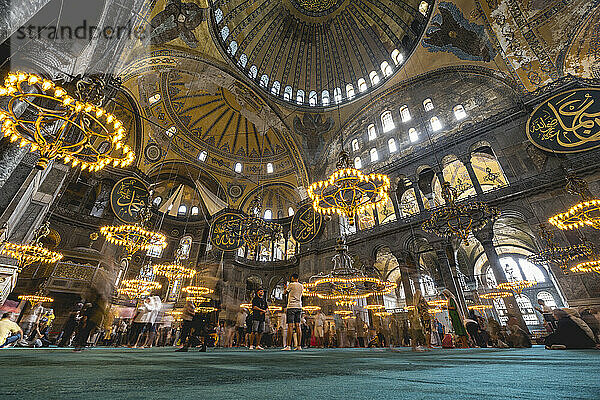 Innenraum der Großen Moschee Hagia Sophia; Istanbul  Türkei