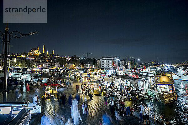 Eminonu-Platz und Süleymaniye-Moschee bei Nacht in Istanbul; Istanbul  Türkei