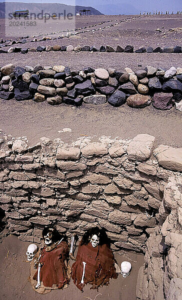 Skelette bleichen in der Wüstensonne Chauchilla-Friedhof  eine Grabstätte aus der späten Nazca-Zeit von 500–700 n. Chr. Grabräuber haben die meisten Gräber an diesem abgelegenen Ort im Süden Perus geplündert und Knochen  Kleidungsstücke und Tonscherben im glühenden Sand verstreut. Touristen zahlen dafür  einige Schädel zu sehen  die neu arrangiert wurden. Mumien mit Haaren  Zähnen und Kleidung liegen in felsenummauerten  nach Osten ausgerichteten  grabähnlichen Gräbern; Peru