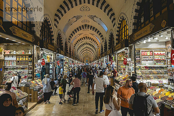 Käufer auf dem Großen Basar in Istanbul; Istanbul  Türkei