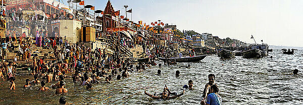 Menschen baden im heiligen Ganges in Varanasi; Varanasi  Uttar Pradesh  Indien