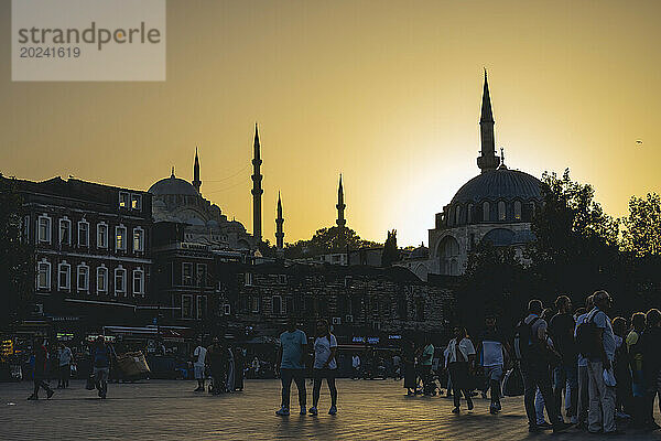 Silhouetten der Minarette und Kuppeln der Moschee bei Sonnenuntergang in Istanbul; Istanbul  Türkei