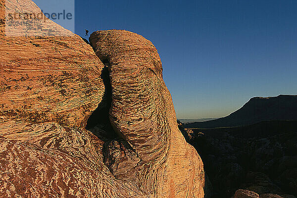 Kletterer hüpfen von Felsbrocken zu Felsbrocken auf versteinerten Dünen im Red Rock Canyon in Nevada in der Nähe von Las Vegas  einem der meistbesuchten Orte des Bureau of Land Management. Es ist weltberühmt für sein Klettern  bei dem jedes Jahr eine Million Menschen die Einsamkeit des Canyons den Slots vorziehen; Nevada  Vereinigte Staaten von Amerika