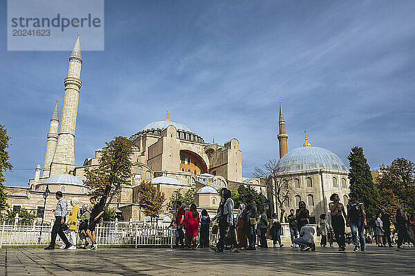 Touristen vor der Großen Moschee Hagia Sophia; Istanbul  Türkei