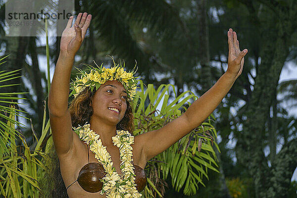 Polynesische Tänzerin auf den Cookinseln. Die Schönheit des polynesischen Volkes strahlt von dieser in Rarotonga geborenen Tänzerin auf der Insel Rarotonga im Südpazifik aus; Cookinseln