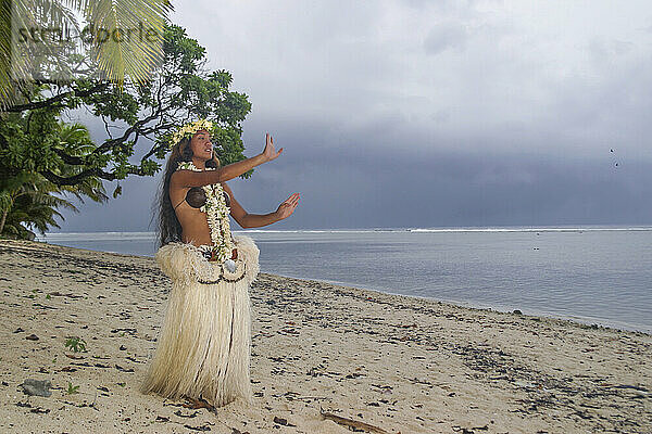 Polynesische Tänzerin auf den Cookinseln. Die Schönheit des polynesischen Volkes strahlt von dieser in Rarotonga geborenen Tänzerin auf der Insel Rarotonga im Südpazifik aus; Cookinseln