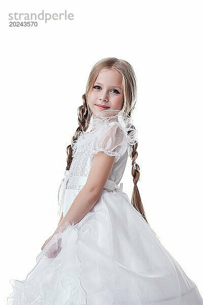 Kleine blonde Schönheit Kind Porträt in weißem Kleid vor weißem Hintergrund
