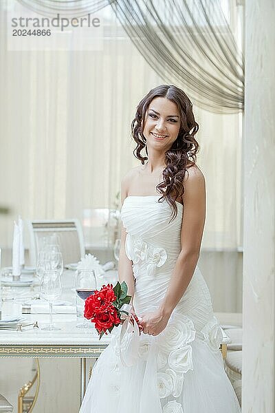 Fröhliche schöne Braut posiert im Restaurant  Nahaufnahme