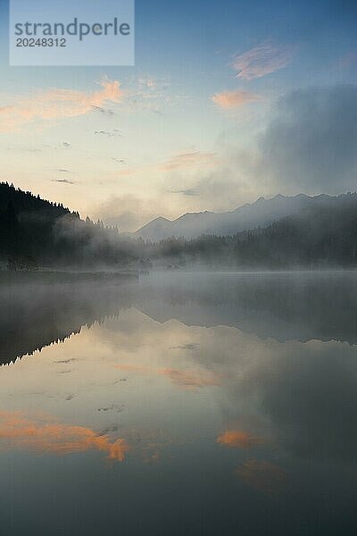Sonnenaufgang und Morgennebel  Geroldsee oder Wagenbrüchsee  Krün bei Mittenwald  Werdenfelser Land  Oberbayern  Bayern  Deutschland  Europa