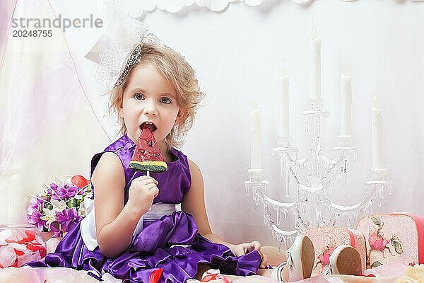 Nettes elegantes Mädchen posiert mit Wassermelone Süßigkeiten  Nahaufnahme