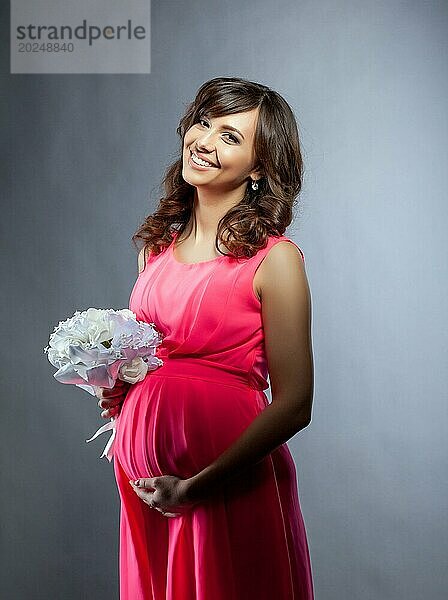 Glückliche elegante schwangere Frau  die in die Kamera lächelt  Nahaufnahme