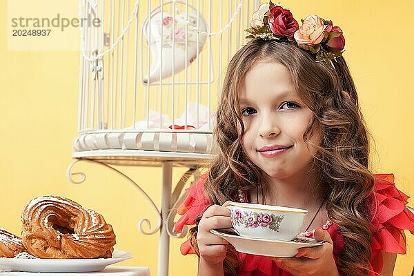 Bezauberndes lächelndes Mädchen posiert mit einer Tasse Tee  Nahaufnahme