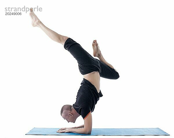 Bild von flexiblem Mann in schwieriger Yoga Pose
