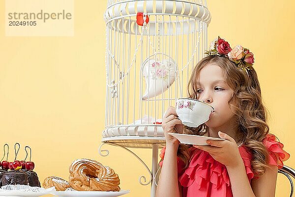 Studioaufnahme einer eleganten kleinen Dame beim Teetrinken