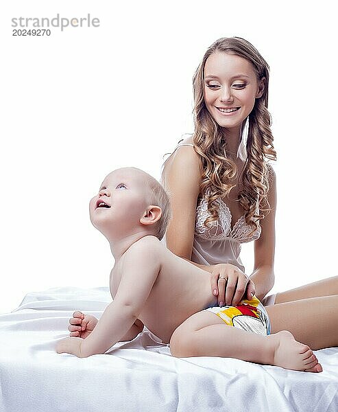 Schöne junge Mutter spielt mit ihrem Baby  Nahaufnahme