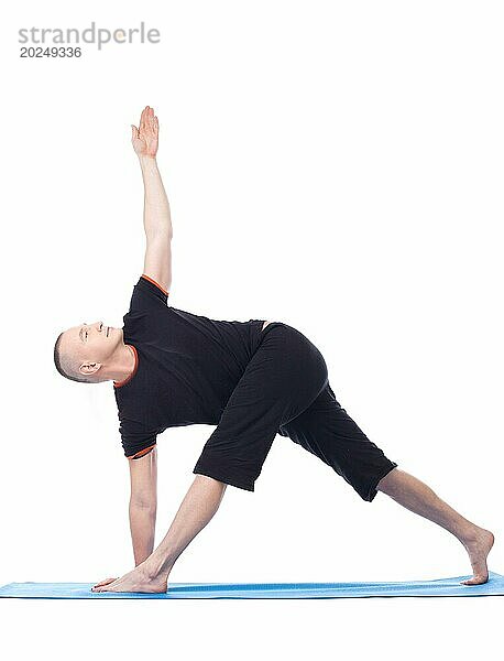 Yoga. Flexibler Mann beim Üben im Studio  vor weißem Hintergrund