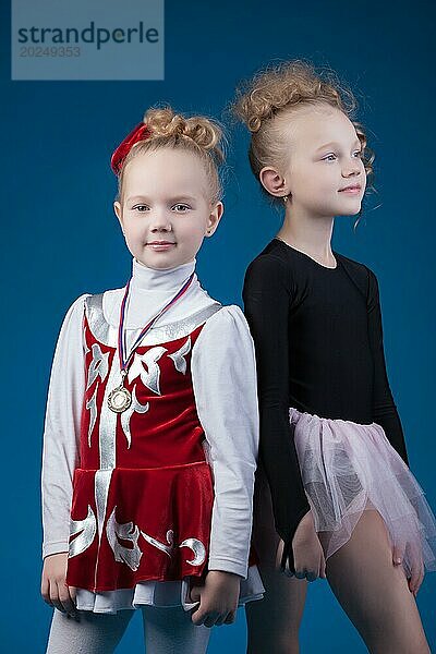 Porträt von sportlichen kleinen Freundinnen  die im Studio posieren  Nahaufnahme