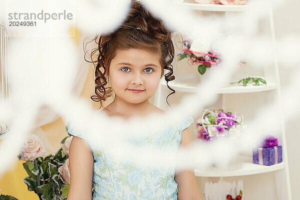 Porträt eines schönen kleinen Mädchens  das in die Kamera lächelt