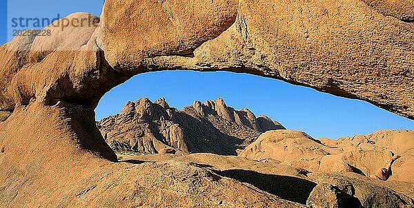 Rock Arch mit der Spitzkoppe im Hintergrund