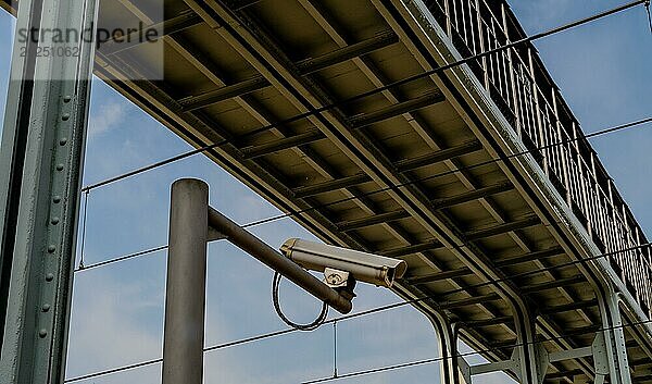 Überwachungskamera an einem Metallmast unter einer Metallbrücke in Daejeon  Südkorea  Asien