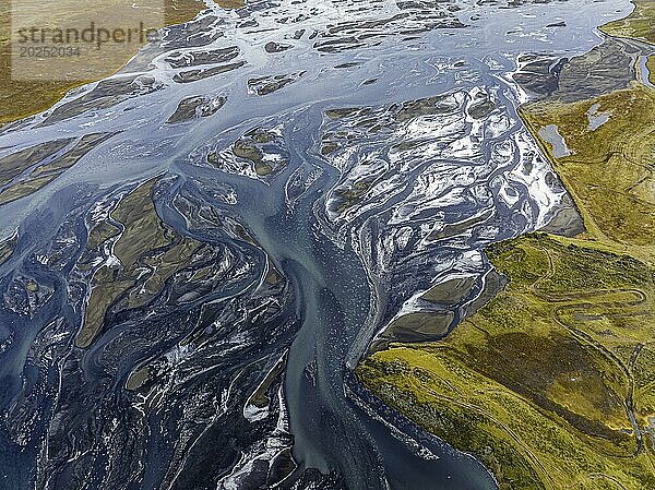 Verwilderte Flusslandschaft  Eldhraun  nahe Kirkjubaejarklaustur  Drohnenaufnahme  Sudurland  Island  Europa