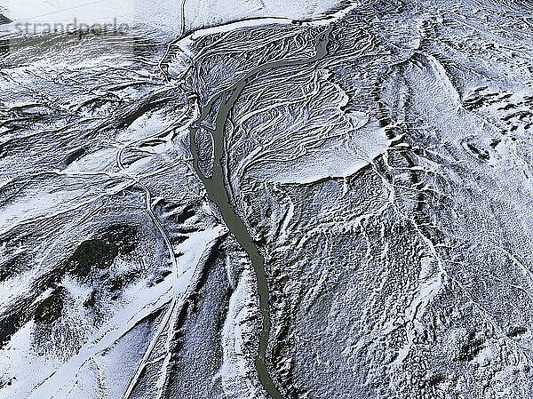 Verwilderte Flusslandschaft  Wintereinbruch  Fjallabak Nature Reserve  Drohnenaufnahme  Sudurland  Island  Europa