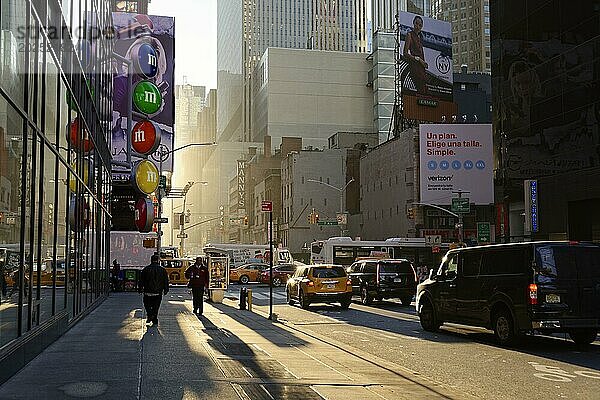 Straßenszenerie bei Sonnenuntergang mit Taxis  Werbetafeln und Menschen in New York City  Manhattan  New York City  New York  USA  Nordamerika