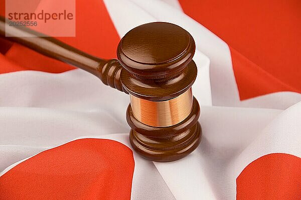 Ein Gerichtshammer und eine Schweizer Flagge  Urteil
