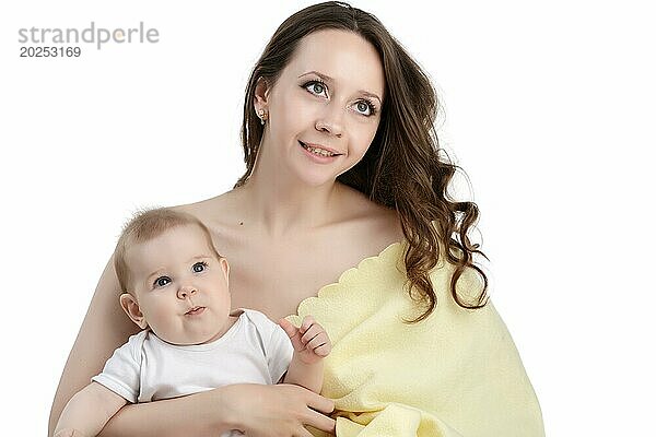 Bild einer attraktiven Frau und ihrer kleinen Tochter  die im Studio posieren