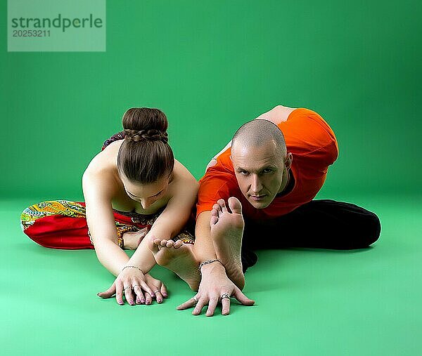 Gepaartes Yoga Training. Lehrerin schaut aufmerksam in die Kamera